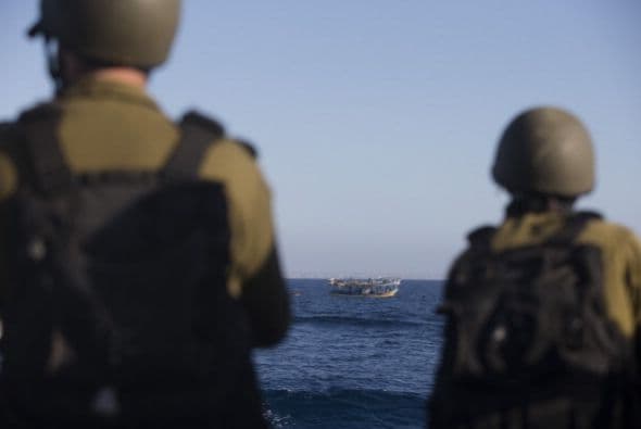 Los próximos pasos del movimiento islamista Hamás y de Israel son claves para detener la espiral de violencia que estalló el miércoles en la zona, en un aparente intento de la Yihad Islámica de arrastrar a ambas partes a un nuevo conflicto armado. "Israel considera a Hamás responsable de todo lo que ocurre (en Gaza): es el que ejerce la soberanía y el que debe responder por todo lo que ocurre", declaró un alto mando militar israelí en la zona, que reconoció que en los últimos meses no ve a milicianos de este grupo "participar en acciones terroristas". Para la Yihad Islámica, lanzar cohetes es "un medio excelente para avergonzar a Hamás, con el fin de demostrar que son ellos los que definen la agenda (política) en Gaza, mientras Hamás ha abandonado la yihad y la resistencia (armada) en busca del poder", escribe hoy el experto israelí en asuntos árabes y de Oriente Medio, Avi Isajarov. Organización mucho más pequeña, versátil e ideológica que Hamás, y sobre todo sin responsabilidades de gobierno, la Yihad trata de reavivar la lucha armada y "hace grandes esfuerzos para arrastrar (a ambas partes) a un nuevo conflicto", apelando en esta ocasión a la muerte de tres de sus hombres. Netanyahu debe decidir ahora "si quiere más violencia o seguir el toma y daca habitual con las milicias", subraya el académico.