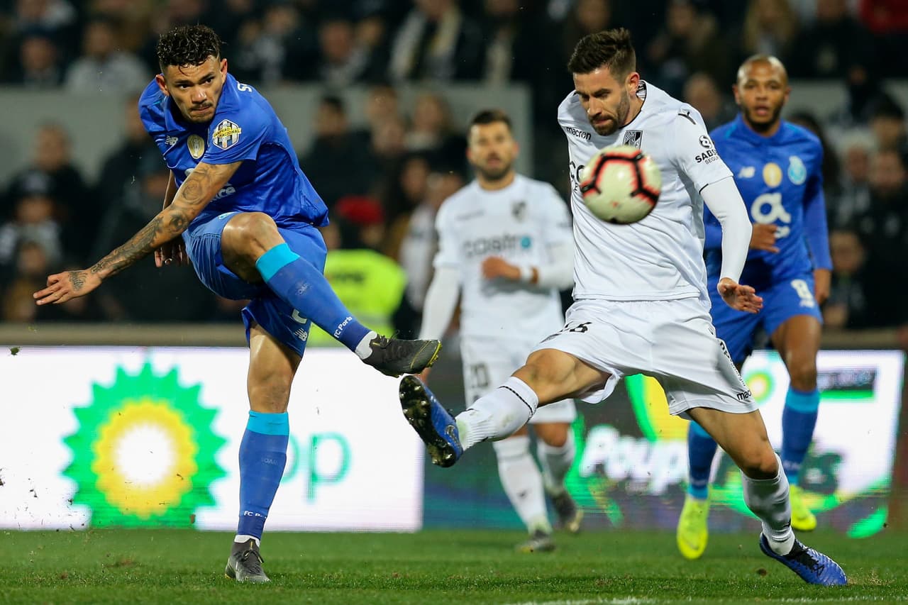 El brasileño Soares (izquierda) no pudo marcaar y el Porto tuvo que resignarse con un desabrido empate.