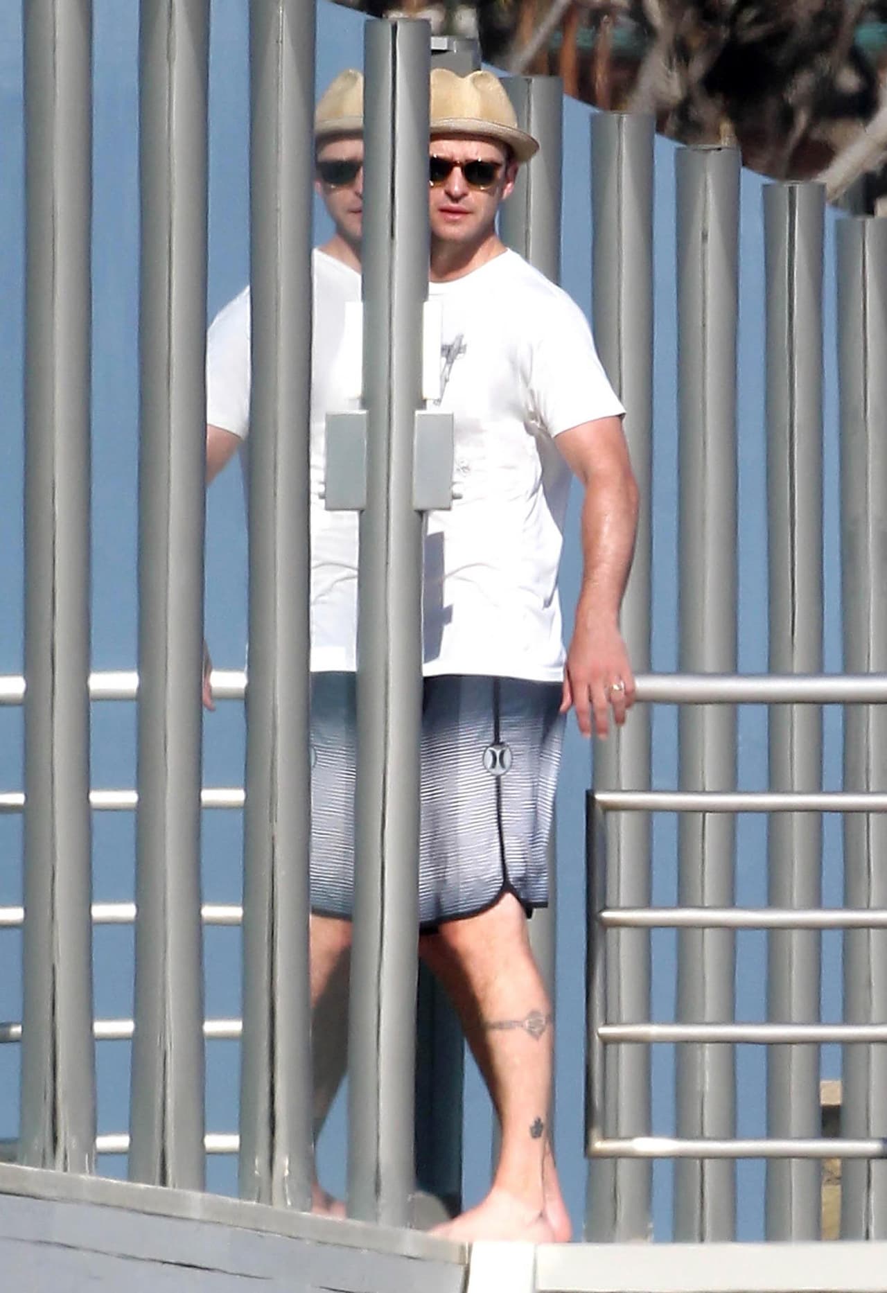 Y el cantante le lanzaba miradas no muy amistosas al paparazzi, antes de ingresar a su hogar.