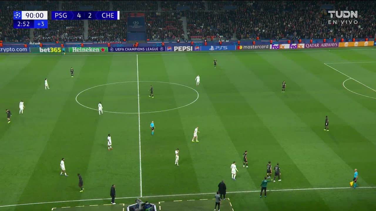 ¡GOL!  anota para Paris Saint-Germain. Khvicha Kvaratskhelia