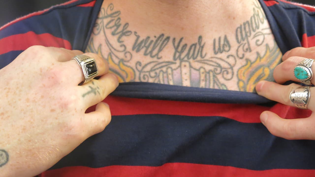 El estilista también lleva frases tatuadas en su piel.