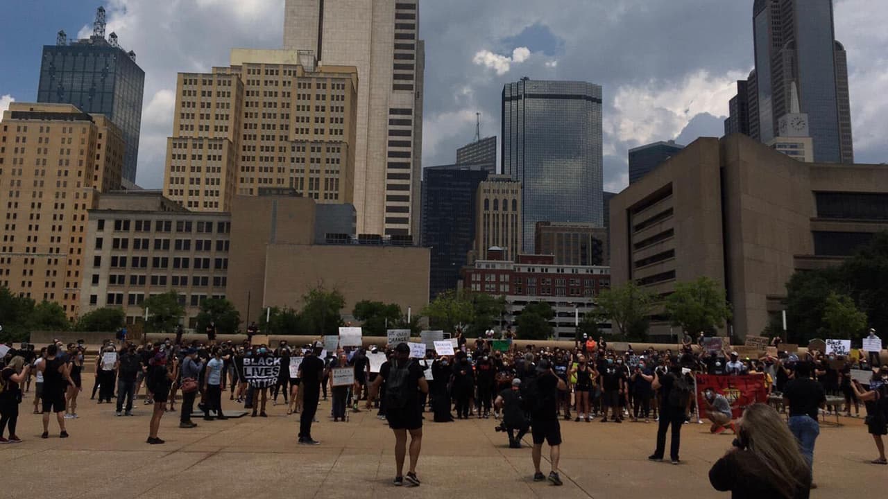 Por quinto día consecutivo ciudades en el norte de Texas fueron escenarios de protestas, pero bajo un semblante distinto a los hechos violentos que se vivieron el pasado fin de semana con actos vandálicos y saqueos.