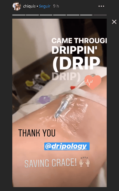 Incluso, en una de las fotos que subió a sus historias de Instagram, Chiquis muestra su brazo canalizado con lo que parece ser un suero.