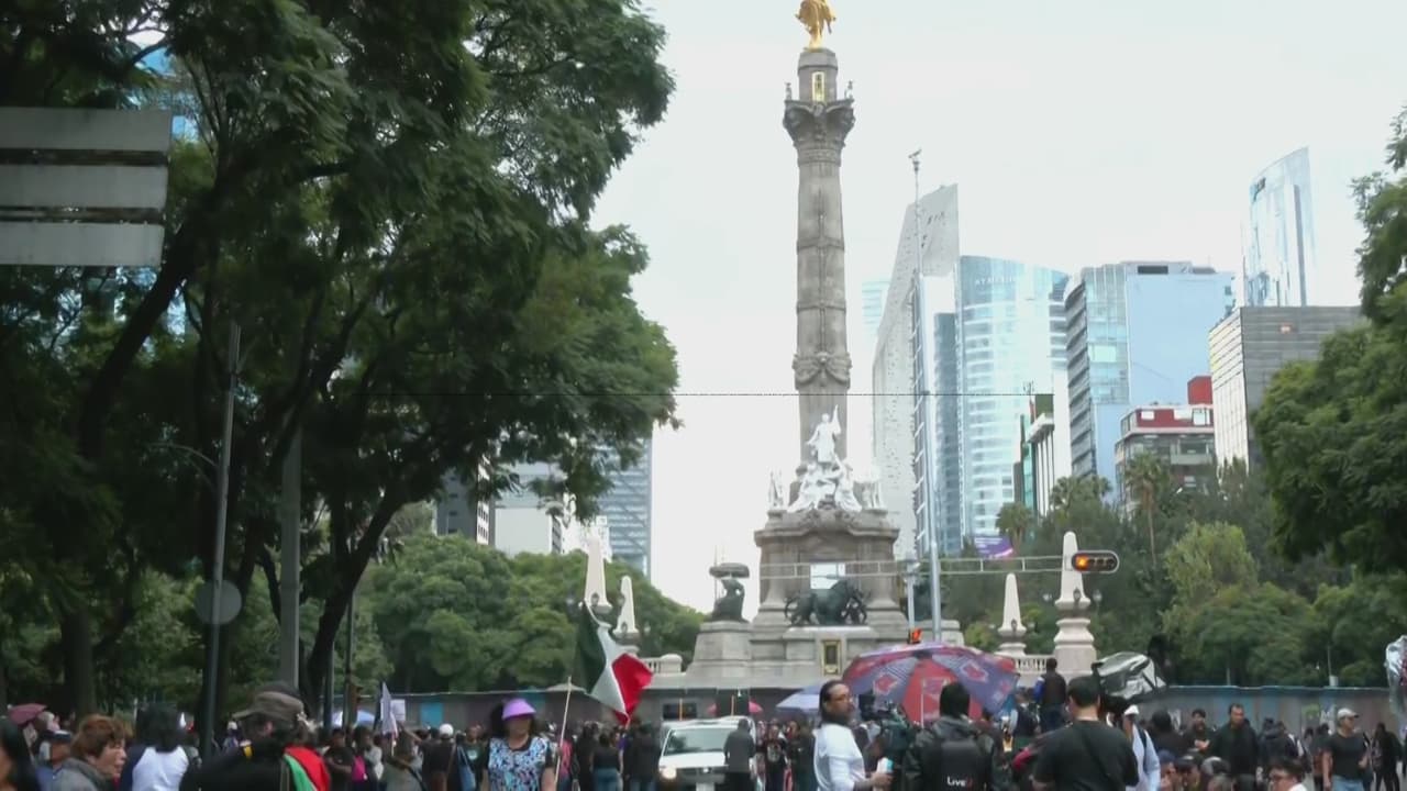 Inicia movilización en CDMX para conmemoran el 12º aniversario de la desaparición de los 43 normalistas de Ayotzinapa