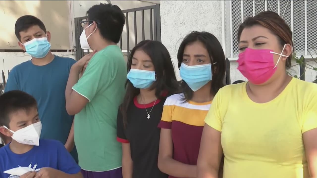 Los 13 miembros de la familia Esparza pudieron dejar de lado la incomodidad en la que estuvieron por meses y, gracias al apoyo de la comunidad, pasaron algunas semanas en un hotel mientras encontraban una nueva vivienda adecuada para ellos.