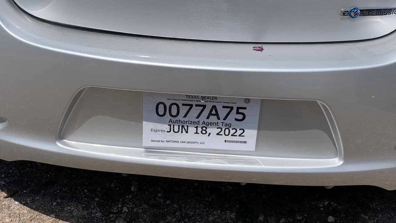 Cuando compras el carro en un dealer o concesionario de autos, ellos tienen la obligación de entregarte las placas de papel autorizadas y tienen 20 días para tramitar las placas metálicas ante la ley.