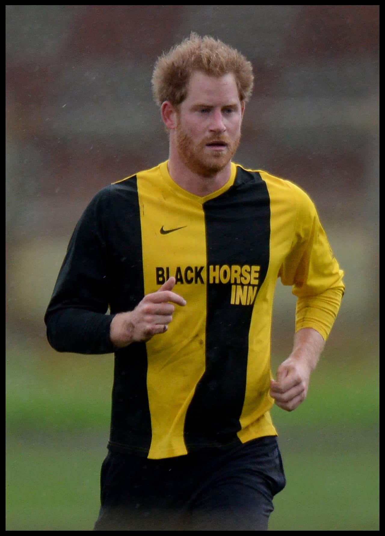 Hasta bañado en sudor Harry luce guapo.