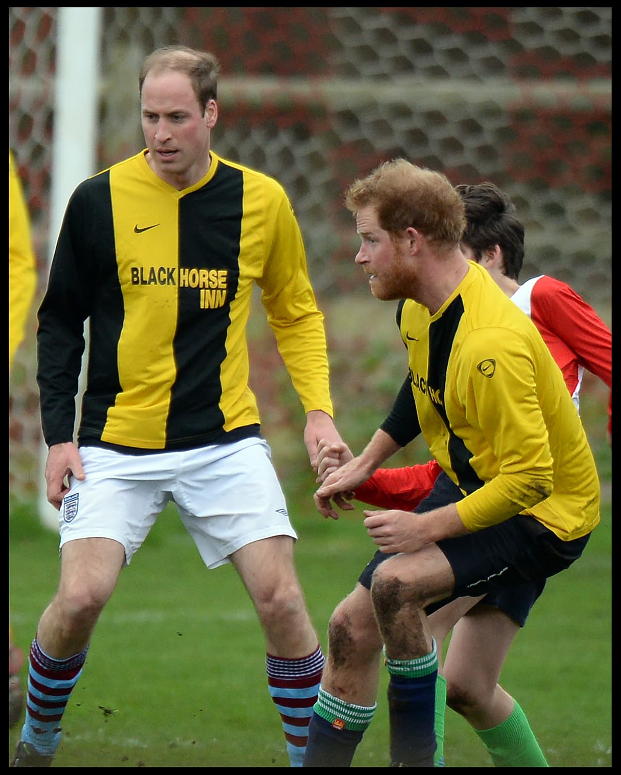 Disputar de su tradicional partido de soccer navideño.