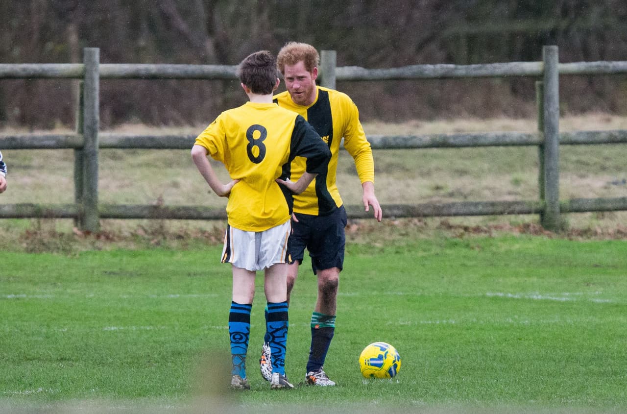 A Harry le encanta jugar soccer.