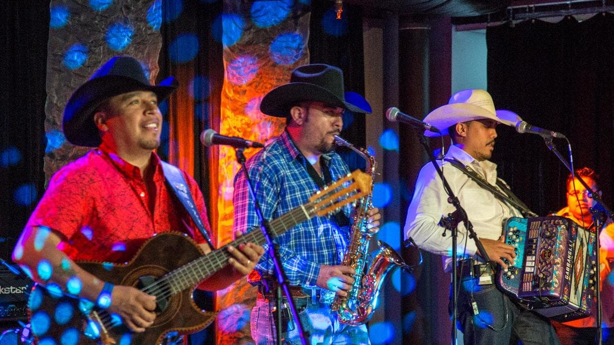 La Maquinaría Norteña muestra en un Facebook Live qué se siente estar en la alfombra de Premio Lo Nuestro