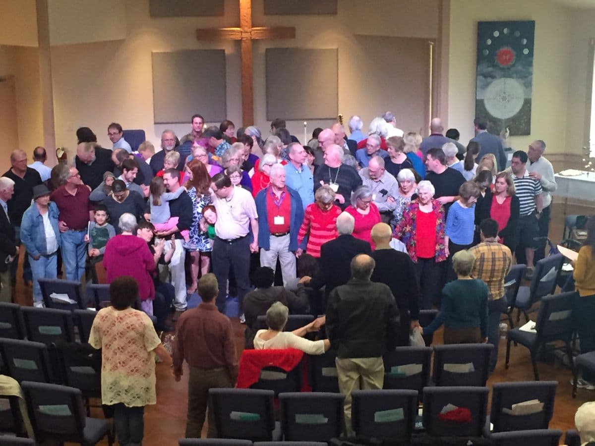 Feligreses rodean a Ramírez y su hijo.