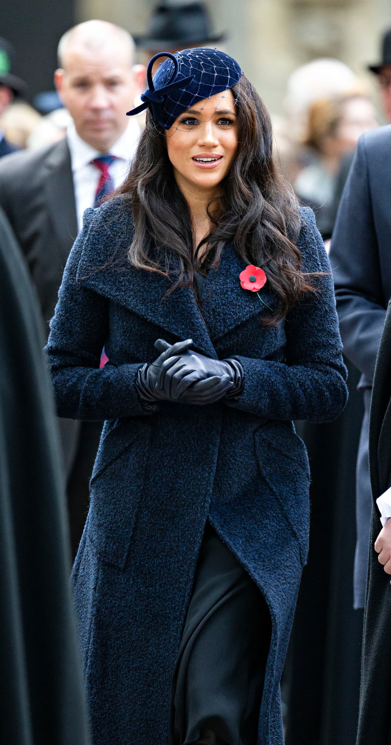 Según el 
<b><a href="https://www.dailymail.co.uk/news/article-7659353/Harry-Meghan-visit-Westminster-Abbey-Field-Remembrance.html" target="_blank">Daily Mail</a></b>, Markle vistió un abrigo azul marino de la firma Sentaler y unas botas hasta las rodillas de Tamara Mellon, con valor de 620 libras esterlinas (794 dólares). También llevó un sombrero azul marino de Philip Treacy.