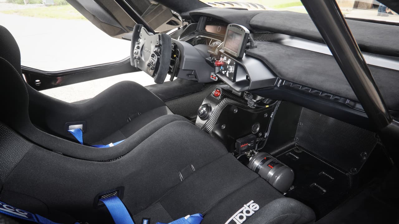 Su interior fue desalojado del equipamiento de la versión callejera y fue reemplazado por asientos de competencia exclusivos comisionados por Ford a Sparco. Cuanto con un sistema de adquisición de datos MoTeC que también funciona como cámara retrovisor. El asiento para un pasajero es opcional, así como el sistema de aire acondicionado.
<br>