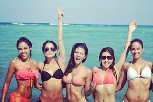 Alejandra disfruta del sol, el mar y la arena con las chicas de Nuestra Belleza Latina.