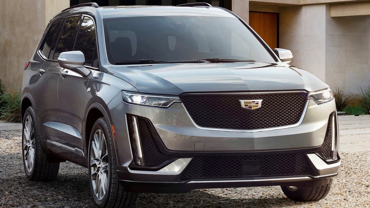 La Cadillac XT6 2020 será ofrecida en dos sabores:
<b> XT6 Premium Luxury</b> y
<b> XT6 Sport</b>. El sistema de tracción integral (AWD) es opcional para el nivel Luxury Premium y estándar en el nivel Sport el cual también cuenta con control activo y continuo de amortiguación y un radio de dirección más agresivo.