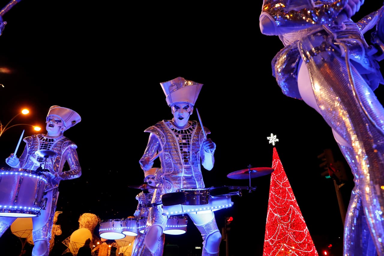 Los tres magos realizaron el recorrido a bordo de un cortejo de carrozas que también transportaron mensajes con 30,000 deseos escritos por niños y adultos.