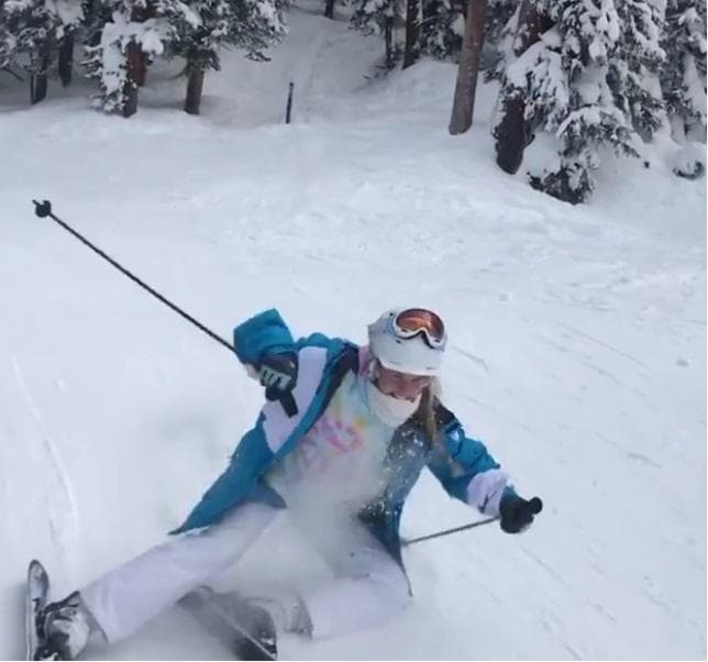 Nicole también tuvo unos cuantas caídas en la nieve. Sin duda, todos se divirtieron como cada que pisan estos terrenos gélidos.