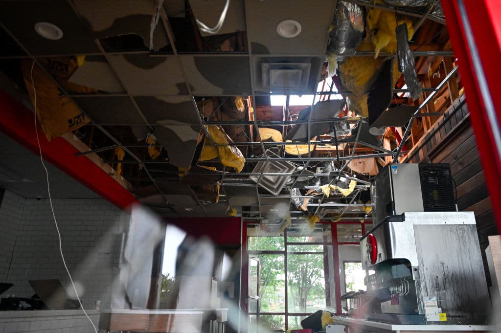 Hasta el techo del restaurante sufrió daños con el tornado que provocó la tormenta tropical Debby a su paso por Moncks Corner, en Carolina del Sur.