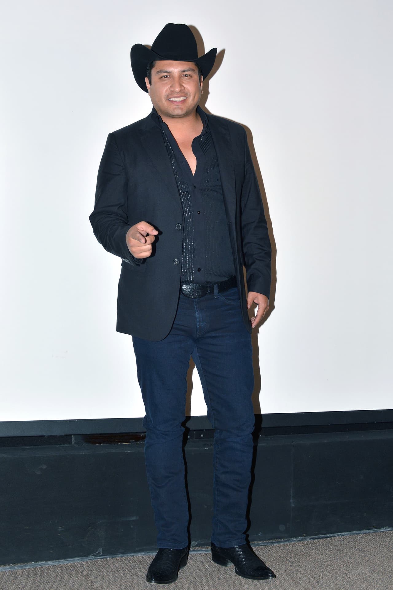 Además es el encargado de interpretar el tema principal del melodrama protagonizado por Ariadne Díaz y David Zepeda, el cual lleva por nombre "Y me pregunto".