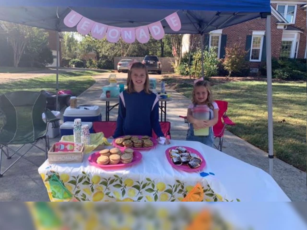 Hermanas recaudan miles de dólares para donar platos de comida a familias necesitadas durante Acción de Gracias 