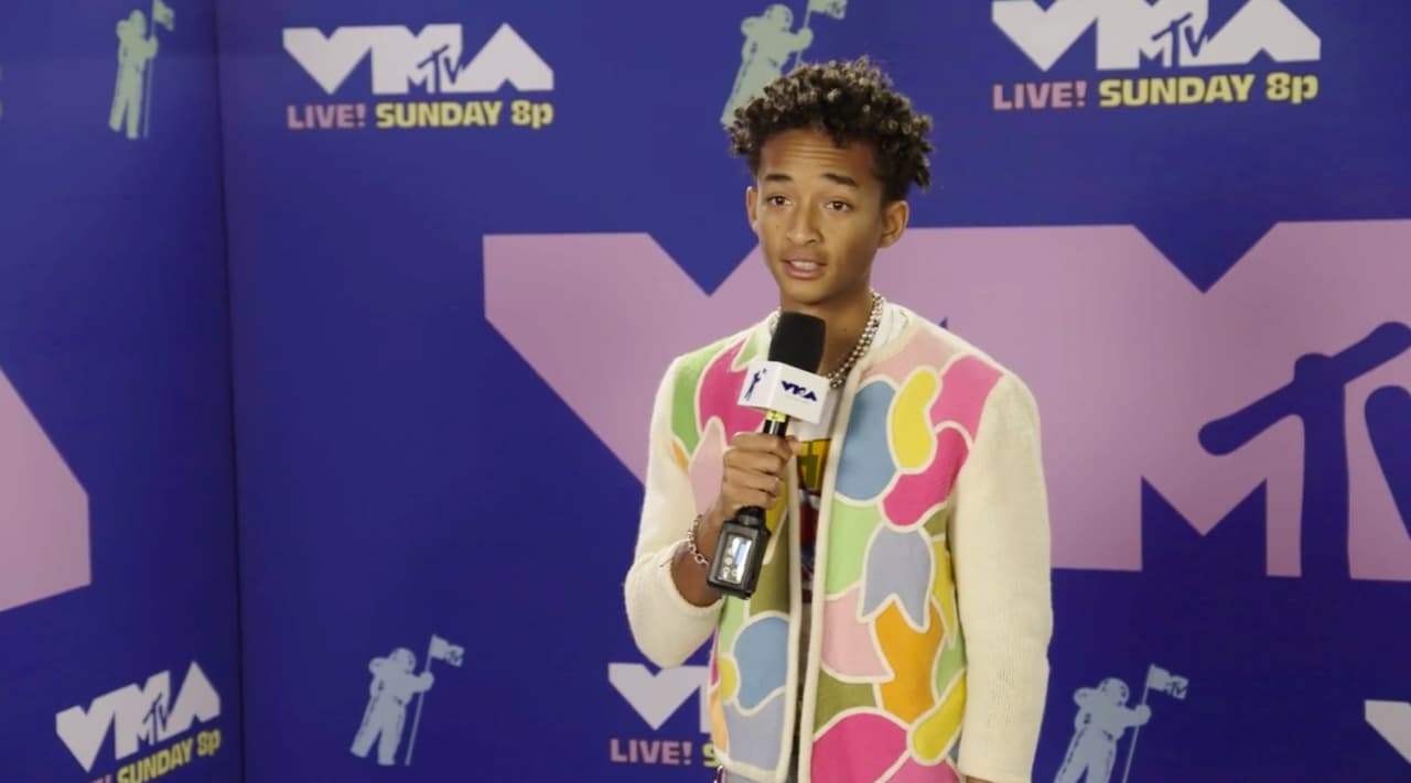Jaden Smith, el hijo de 
<b><a href="https://www.univision.com/entretenimiento/will-smith-y-jada-pinkett-smith-estan-siendo-investigados-por-el-servicio-de-proteccion-infantil-video/embed" target="_blank">Will y Jade Pinket Smith</a></b>, llegó con este atuendo haciendo gala al verano.