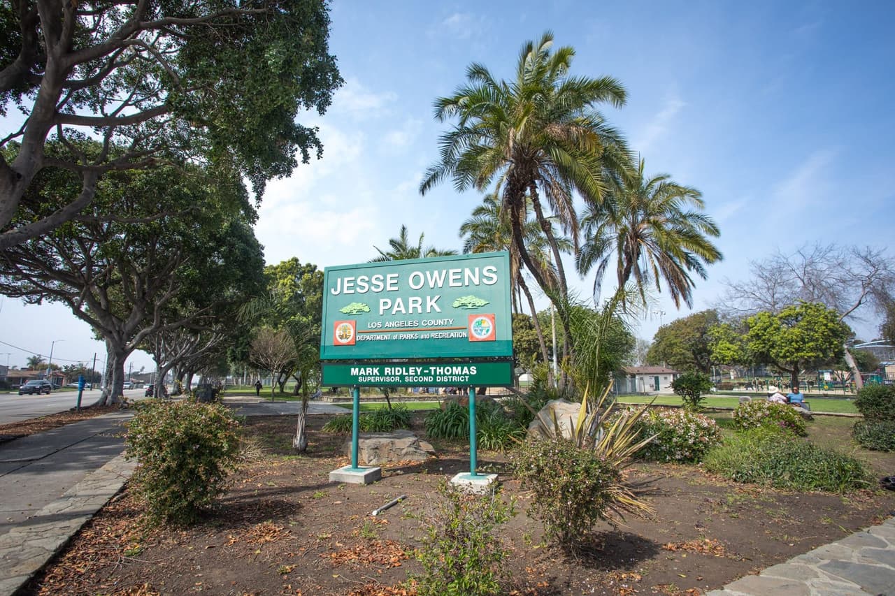 <h2 class="cms-H2-H2">Viernes, 9 de diciembre</h2>
<br>
<br>
<b>Jesse Owens Park</b> – 9651 S. Western Avenue, Los Angeles, CA 90047 – (323) 241-6704
<br>❄️Evento de 4 a 8 PM
<br>
<br>
<b>Saybrook Park</b> - 6250 E. Northside Dr., East Los Angeles
<br>❄️Evento de 4 a 8 PM