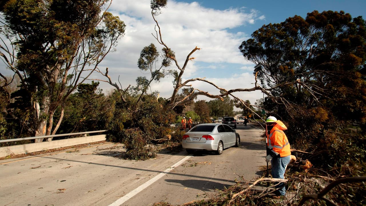 Advierten por fuertes vientos de Santa Ana tras ola de granizo en el sur de California
