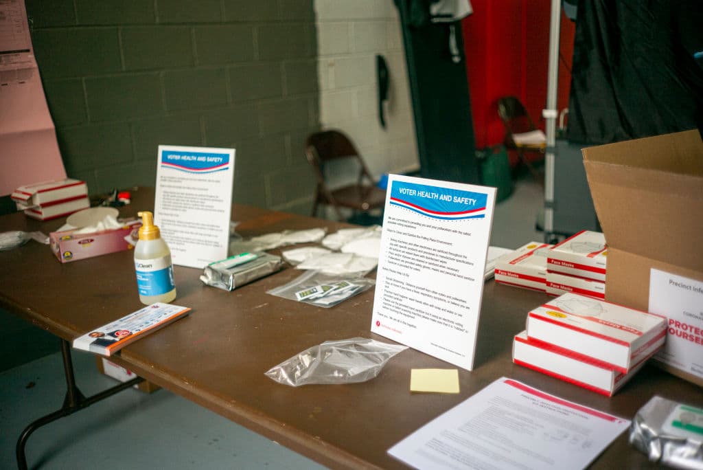 Algunos lugares de votación suministraron desinfectante para manos a los votantes. El Departamento de Estado proporcionó desinfectante para manos, cinta adhesiva para marcar el piso y otros suministros. Se pidió a los votantes que usaran máscaras faciales y practicaran el distanciamiento social.
<br>