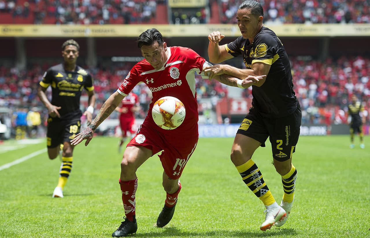 Con la pelota Rubens Sambueza, quien fue uno de los conductores del Toluca en el campo durante los 90 minutos.