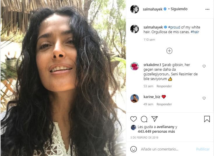 En los últimos años 
<b>Salma Hayek</b>, de 54 años, ha sido una ferviente defensora de las canas. En una publicación de febrero de 2019 lo dijo con todas sus letras: "Orgullosa de mis canas".