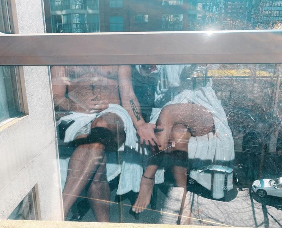 El 16 de abril, Esmeralda publicó esta fotografía donde a ninguno se les ve el rostro, sin embargo, 
<b>el tatuaje en el brazo del actor lo delata.</b>
<br>