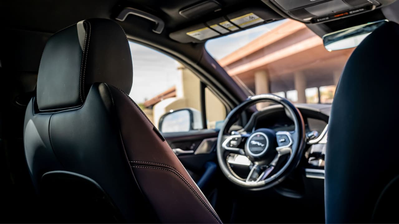 <h3 class="cms-H3-H3">Curiosidades que debes saber</h3>
<br>Los autos de Waymo tienen nombres propios. Algunos se llaman “Banjo” o “Zoomie”. 
<br>Tienen botones de “ayuda” para emergencias, pero no conductor al frente. 
<br>Usan modelos como el Jaguar I-PACE y la minivan Chrysler Pacifica Hybrid. 
<br>Si el auto detecta un error, se orilla solo y pide asistencia remota. 
<br>Su app muestra la ruta, velocidad y hasta lo que “ve” el vehículo en tiempo real.