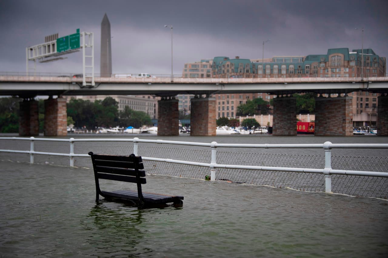 Cody Ledbetter, del Servicio Meteorológico Nacional, dijo a la agencia AP que la tormenta arrojó en dos horas unas 6.3 pulgadas de lluvia alrededor de Frederick, Maryland, unas 4.5 pulgadas en Arlington, Virginia, y unas 3.4 pulgadas en el aeropuerto Ronald Reagan. En la fotografía un banco casi sumergido en el agua del río Potomac desbordado, en el centro de Washington DC.