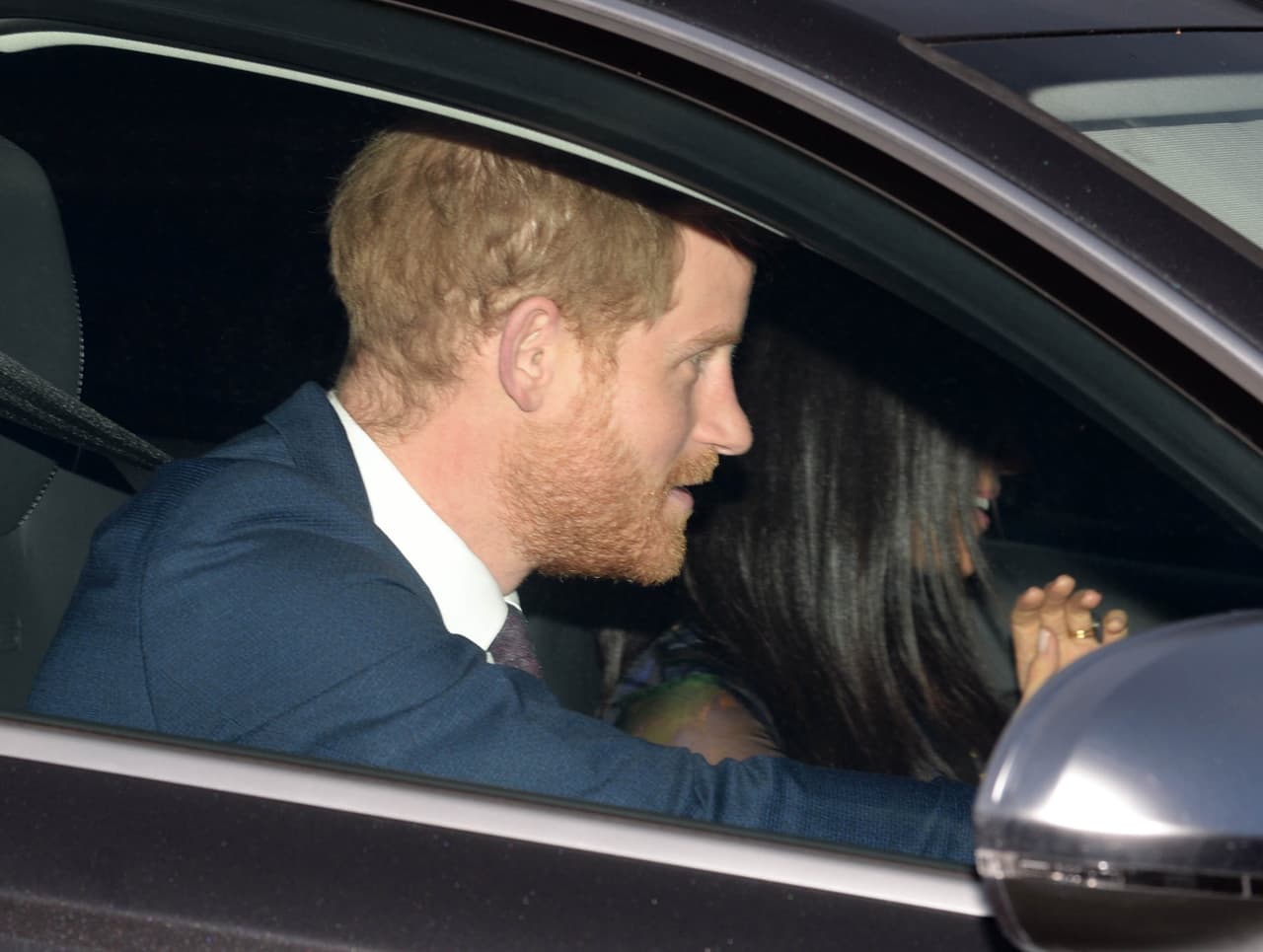 El príncipe Harry condujo su vehículo para abandonar el palacio de Buckingham.