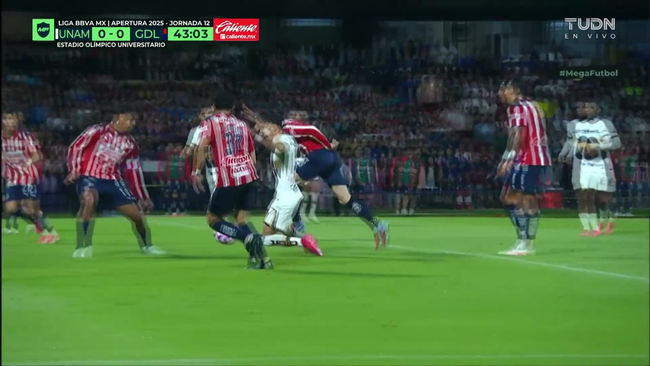 ¡Se desata la polémica! Ruvalcaba cae en el área pero el árbitro no señala nada