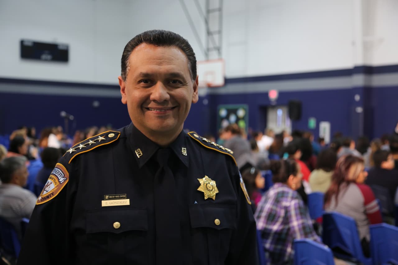 El alguacil del condado Harris, Ed González, participó del foro informativo y respondió a las inquietudes de los inmigrantes que asistieron al evento.