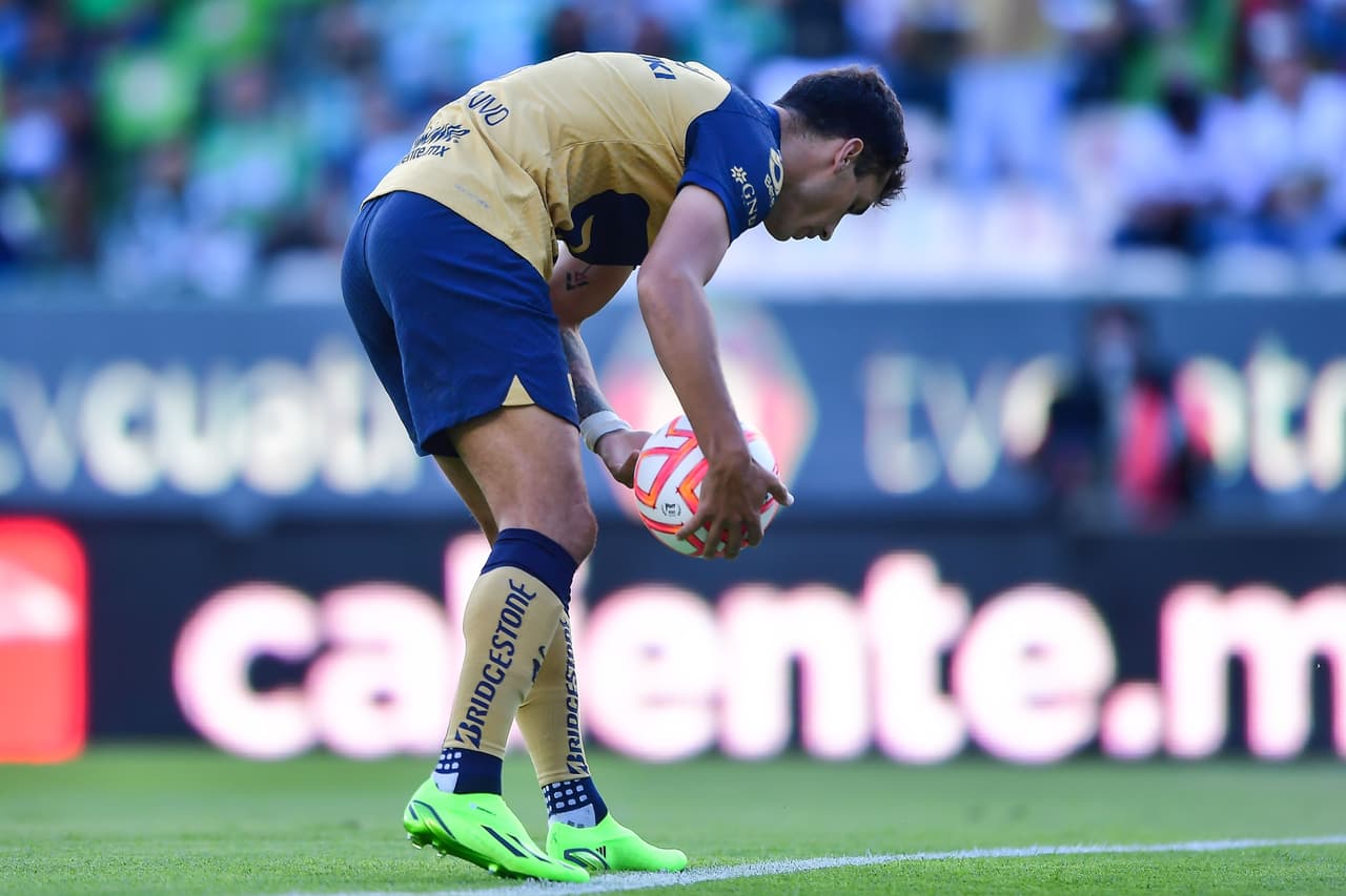 León vivió un primer tiempo de pesadilla al cometer un polémico penal al minuto 3, el cual Juan Ignacio Dinenno se encargó de anotar. La desventaja para La Fiera se hizo mayor con la expulsión de Osvaldo Rodríguez al 20' por una entrada desmedida sobre Meritao.