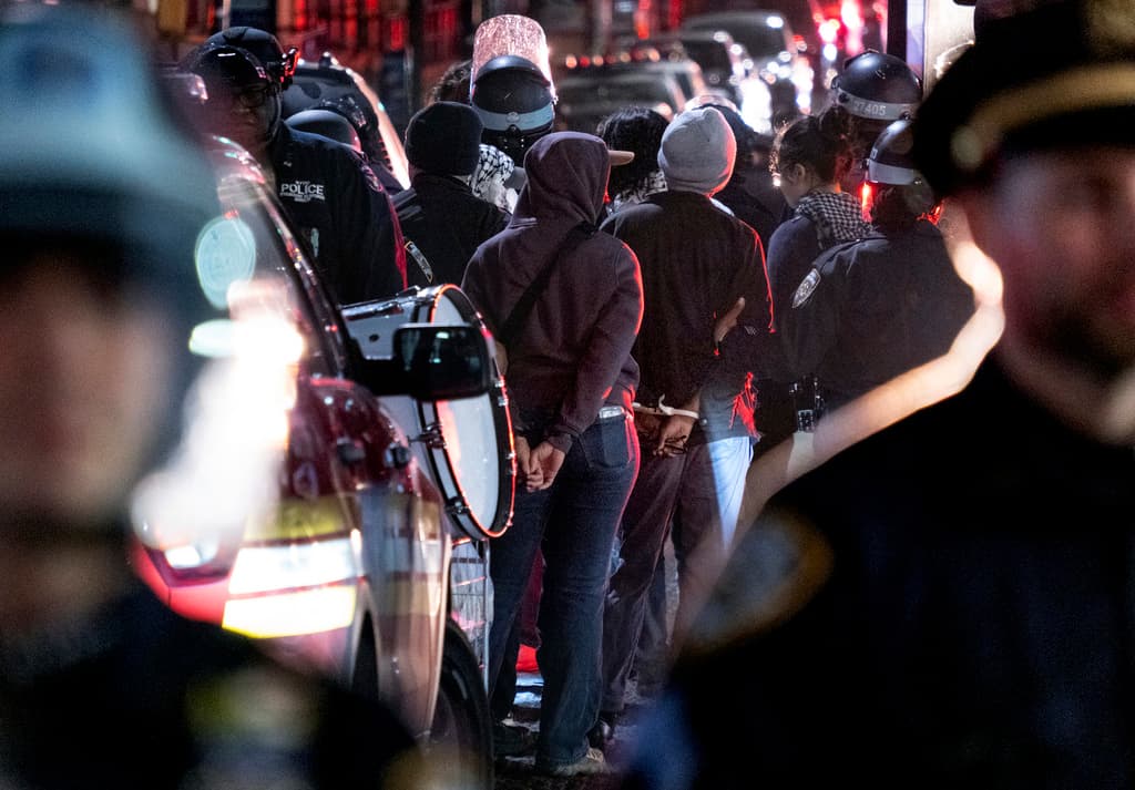 Agentes policiales arrestaron a más de 200 manifestantes el martes en la noche tras desalojarlos de un edificio de la Universidad de Columbia. AP Photo/Craig Ruttle)