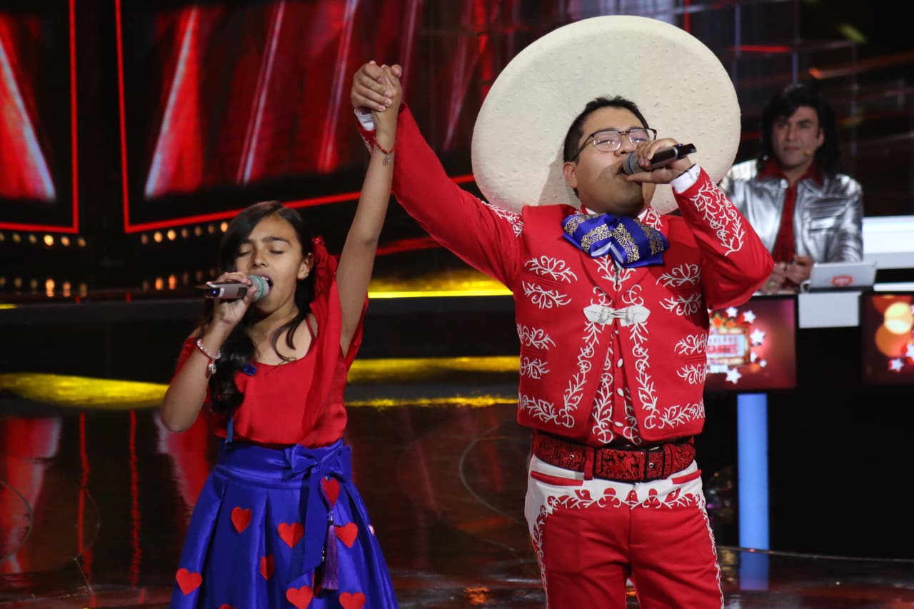 Y en el tercer show de Pequeños Gigantes nos enamoró con su voz una vez más al cantar junto a Anyelique Solorio.