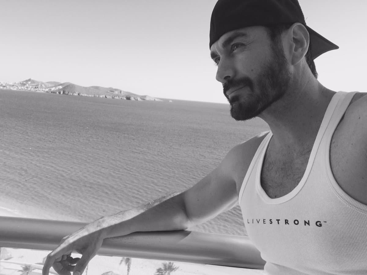 Ha asegurado en muchas entrevistas que sus fans son muy importantes en su vida, por eso lee las críticas que le hacen en las redes sociales y las toma en cuenta para mejorar cada día.