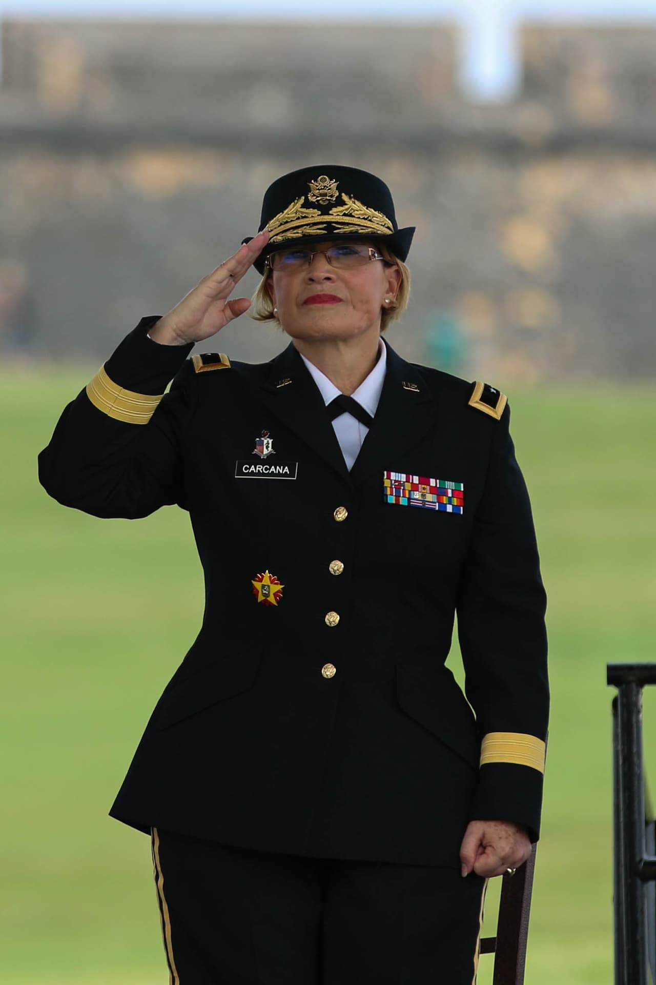 Es mujer, madre de cuatro hijos, esposa y fiel servidora de las fuerzas armadas. Es la primera mujer hispana, nacida y criada en Puerto Rico, en llegar a ocupar el prestigioso puesto. Su misión es continuar rompiendo la brecha y aumentar la presencia de mujeres en la milicia y posciones de poder.