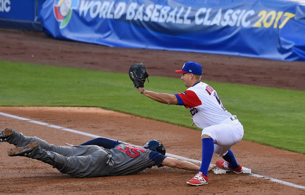 Apretada la jugada en primera base entre Josh Harrison y T.J. Rivera.