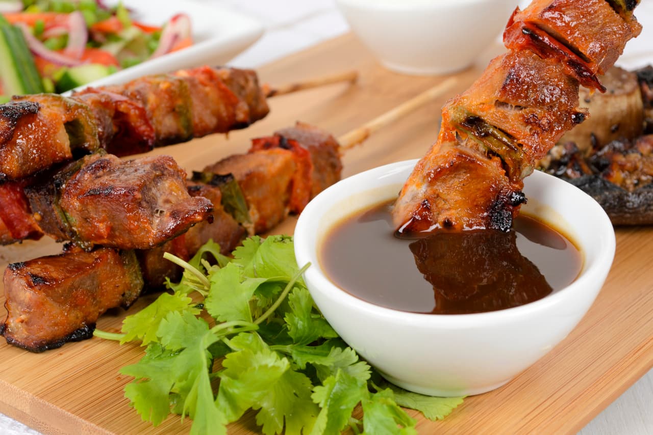 Listo tienes tus kebabs de pollo bbq y whisky, puedes servir con un poco de salsa bbq extra.