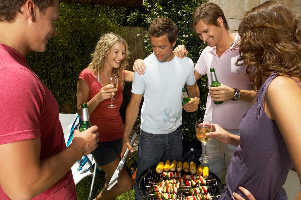 Es verano, por lo tanto las fiestas en alberca o parrilladas están a la vuelta de la esquina. Por eso debes estar preparada para darle un giro a las recetas tradicionales y ser la mejor anfitriona.