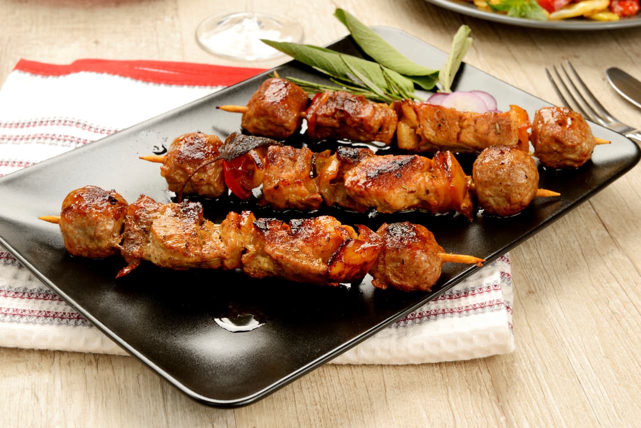 Para hacer la mezcla que le dará todo el sabor a los kebabs necesitas un tazón pequeño, ahí combina la salsa BBQ y el bourbon.