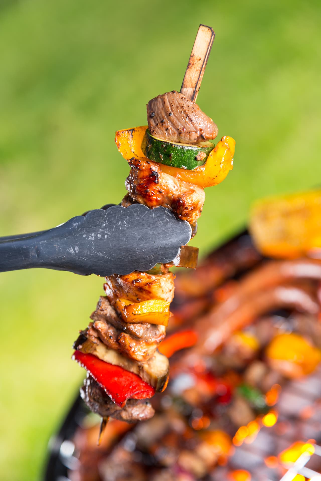 Las brochetas son un básico para estas reuniones, pero no sabes cómo darle un giro a tus kebabs de pollo. Prueba agregando salsa bbq y whisky, verás que son una combinación perfecta.