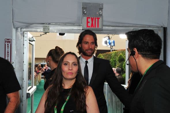La pareja del momento está disfrutando de su amor por todo lo alto en Latin GRAMMY. Aquí te traemos su historia de amor.
