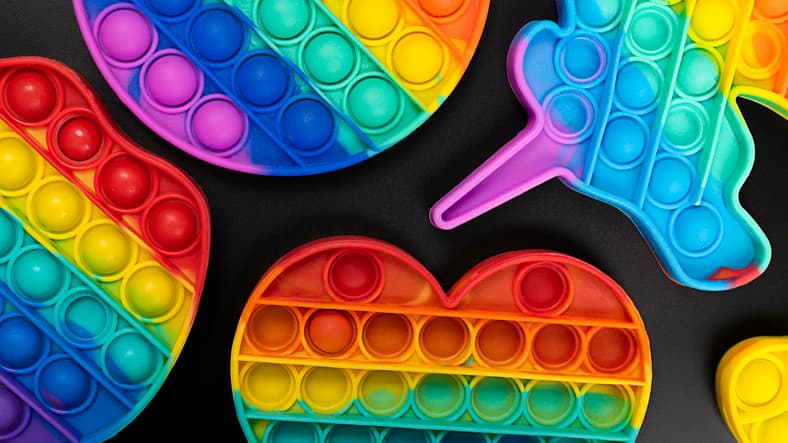 <b>Atento a los que compras en Internet</b>. Si bien la mayoría de los juguetes que se venden en las tiendas son originales y, como tales, se adhieren a estrictos estándares de seguridad, no es el caso de muchos disponibles en Internet donde abundan las falsificaciones o productos que han sido sometidos a recalls, advierte el reporte 
<a href="https://uspirg.org/feature/usp/Trouble-In-Toyland"><i>Trouble in Toyland</i></a>. Para evitarlo, se recomienza revisar bien el vendedor, los reviews y el precio. Si es significativamente más económico que el original, probablemente es una falsificación. 
<br>