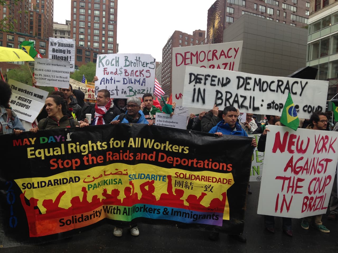 Los asistentes también pidieron un alto al clima antiinmigrante.