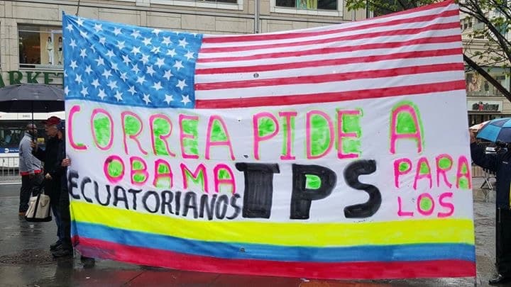 Una gran pancarta en manos de los integrantes del Frente Unido de Inmigrantes Ecuatorianos.